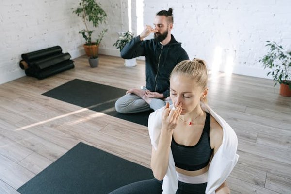 Comment les exercices de respiration yogique peuvent-ils aider à gérer l'asthme?